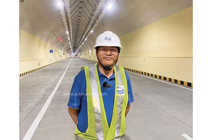 Driving through the Mumbai Coastal Road in a Lamborghini Huracan 